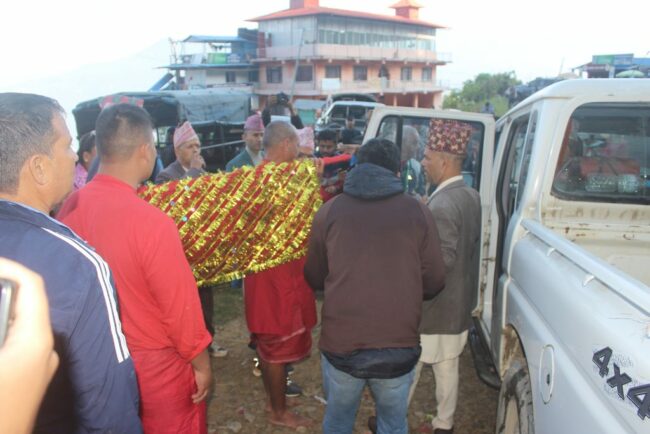 गोरखाबाट हनुमानढोका दरबारमा फूलपाती ल्याइँदै