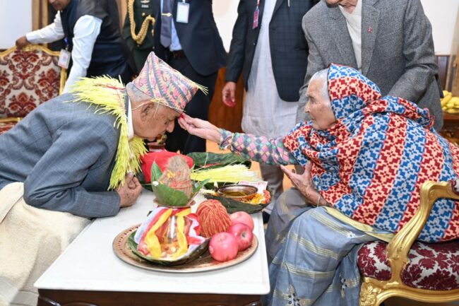 राष्ट्रपति पाैडेलले ९१ वर्षीय भाउजू विष्णुमाया पाैडेलबाट टीका ग्रहण