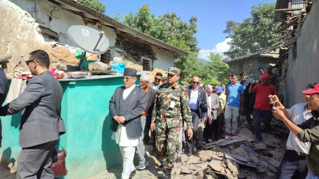 भूकम्प प्रभावितकाे अवस्था बुझ्न प्रभावित बस्तीमा प्रधानमन्त्रीसहितकाे जम्बाे टिम 