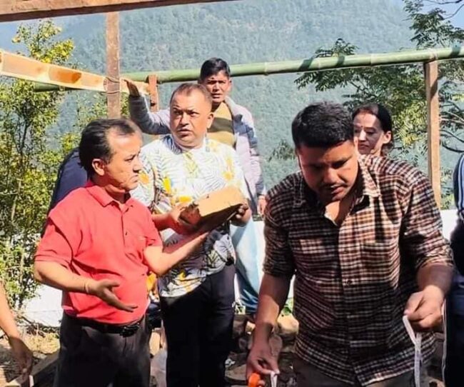 भूकम्प पिडितकालागी अस्थायी टहरा बनाउँदै गगन–विश्वसहित नेताहरु