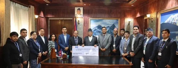 राष्ट्रिय वाणिज्य बैंकद्वारा भूकम्पपिडितलाई एक कराेड सहयाेग