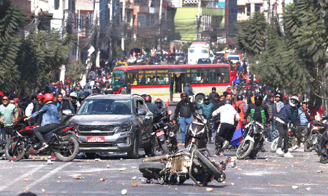 दुर्गा र महेशका समर्थकबीच बल्खु चोकमा मुडभेट