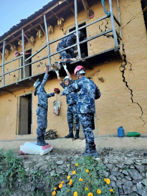 सशस्त्र प्रहरीद्वारा भूकम्पका घाईते तथा मृतककाे उद्दार जारी