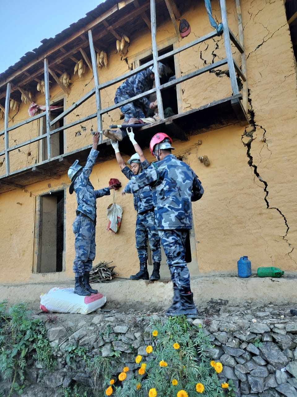सशस्त्र प्रहरीद्वारा भूकम्पका घाईते तथा मृतककाे उद्दार जारी
