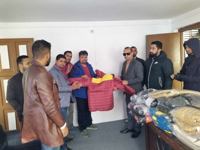 स्वतन्त्र युवा प्रजातान्त्रीक संघद्धारा भुकम्प प्रभावित पत्रकारलाई वितरण गर्न प्रेसयुनियनलाई ज्याकेट उपलब्ध