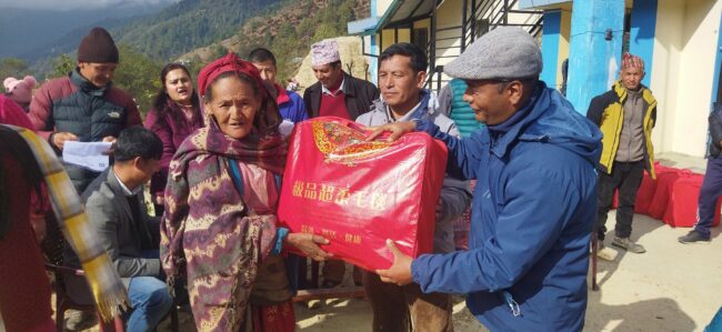 बिपन्न नागरिकलाई जडो छल्न सिद्धिचरण नगरपालिकाले दियो न्यानो कपडा