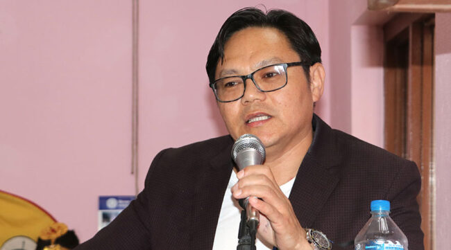 आफ्नै अभिव्यक्तिको गलपासोमा पर्यटन मन्त्री