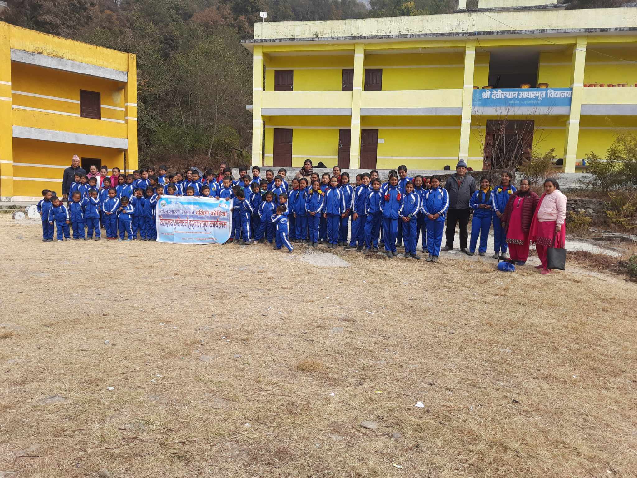 दोलखाली समाज दक्षिण कोरियाबाट सात दर्जन बिद्यार्थीलाई न्यानो कपडा सहयोग