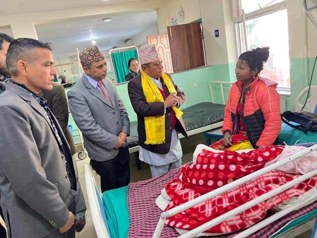 स्वास्थ्य मन्त्रीद्धारा ओखलढुंगाका दुई अस्पताल अनुगमन