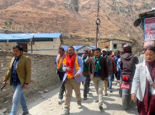कपुरकोटदेखी सिमिकोट सम्मका नागरिकसंग साक्षत्कार गर्दै कांग्रेस नेता शाही