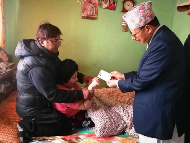 १७ वर्षदेखि ओछ्यान परेका खड्गीलाई घरमै नागरिकता