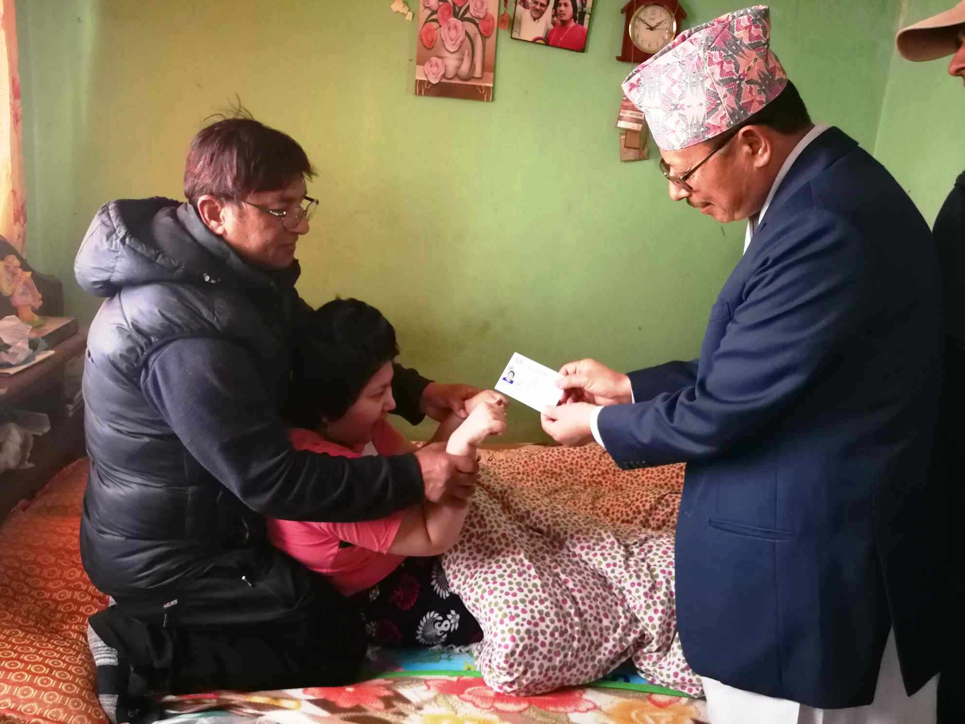 १७ वर्षदेखि ओछ्यान परेका खड्गीलाई घरमै नागरिकता