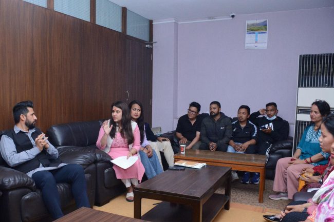 रुसी सेनामा कार्यरत नेपालीलाई सकुशल उद्दार गर्न माग गर्दै गृहमन्त्री समक्ष पीडित परिवार
