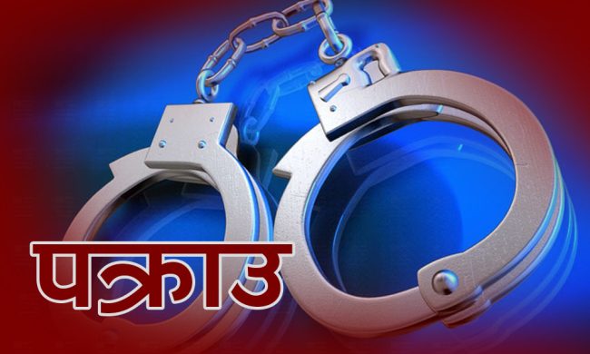 यातायात व्यवस्था विभागका इञ्जिनियर हरिश भट्ट र शाखा अधिकृत सुरज अर्याल पक्राउ