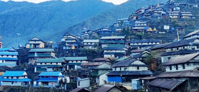 लमजुङका घरबासमा पर्यटकसँगै आम्दानी घट्यो