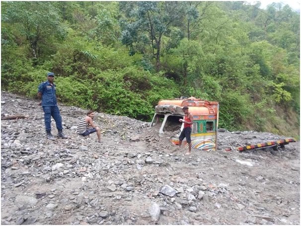 पहिरोले मध्यपहाडी लोकमार्ग अवरुद्ध