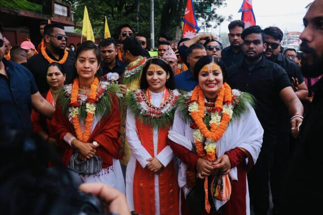 तस्विरमा हेर्नुहोस् कोटिहोम महायज्ञको पूर्व सन्ध्यामा आयोजना गरिएको कलश शोभा यात्रा