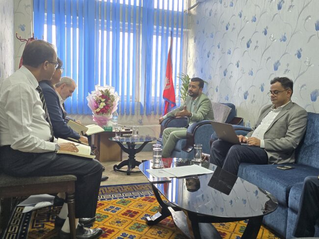 खानेपानी मन्त्री यादव र एडीबीका कन्ट्री डाइरेक्टर अर्नाउडबीच छलफल