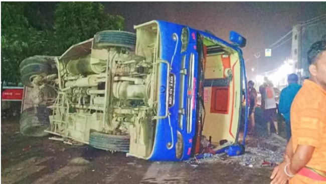 नेपाली तीर्थयात्री बोकेको बस भारतमा  दुर्घटना