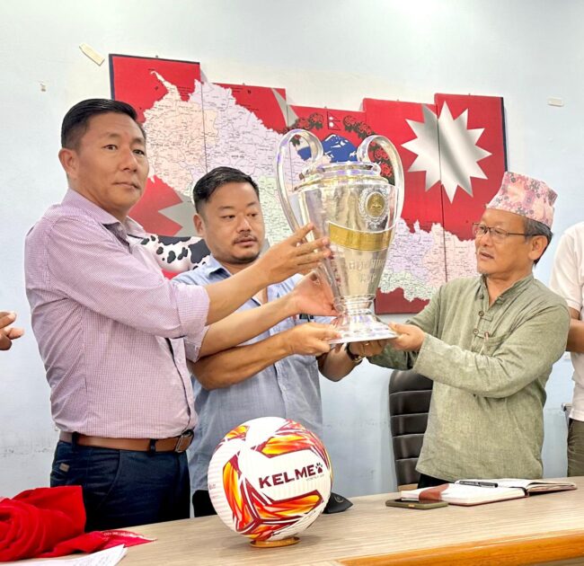 आमन्त्रण गोल्डकपलाई निर्माता ज्योतिराज राईले दिए ८ लाखको सुन र चाँदि जडित ट्रफी