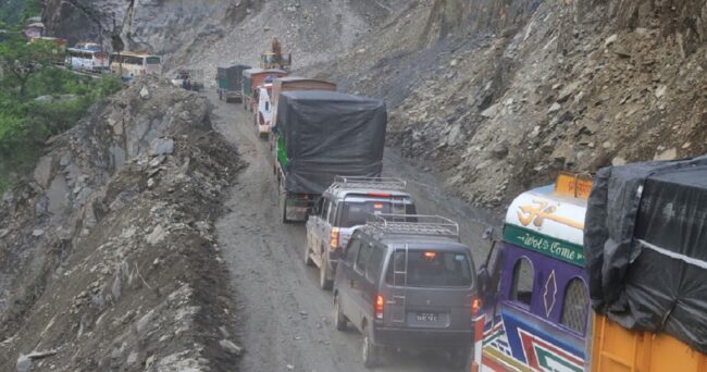 रुख ढल्दा नारायणगढ-मुग्लिन सडक बन्द, सडक अवरोध हटाउन समय लाग्ने