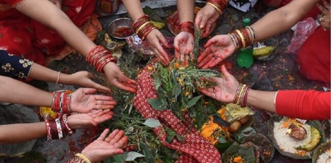 हिन्दु नेपाली नारीले अरुन्धतीसहित सप्तऋषिको पूजा आराधना गरी मनाउदै