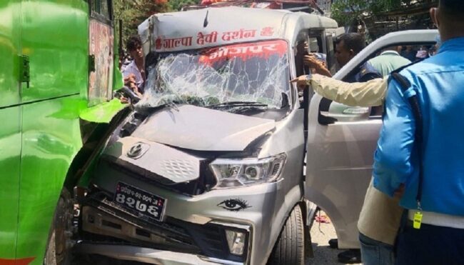 धनकुटाको लावरबोटेमा इभी र बस ठोक्किँदा दुर्घटना, ५ जना घाइते