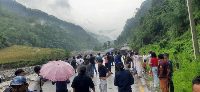 अविरल वर्षाले अवरुद्ध कोशी राजमार्ग झण्डै १५ घण्टापछि एकतर्फी रुपमा सुचारु, धनकुटाका अन्य सडकहरु अझैं अवरुद्ध