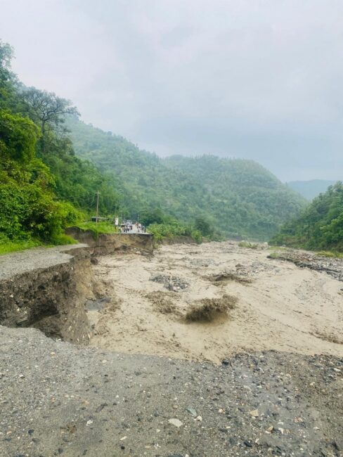 बाढीले फेदी सडक बगाएपछि निमाविको परिक्षामा सहभागी बन्न हिडेका झण्डै ७ सय परिक्षार्थी अलपत्र