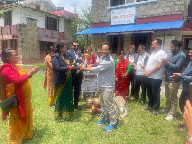 नौमती बाजा सम्बन्धि तालिम लिएकाहरुलाई नौमती बाजा हस्तान्तरण