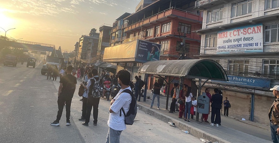 आजदेखि अनिश्चितकालीन यातयात बन्द, यात्रुहरु परे मारमा