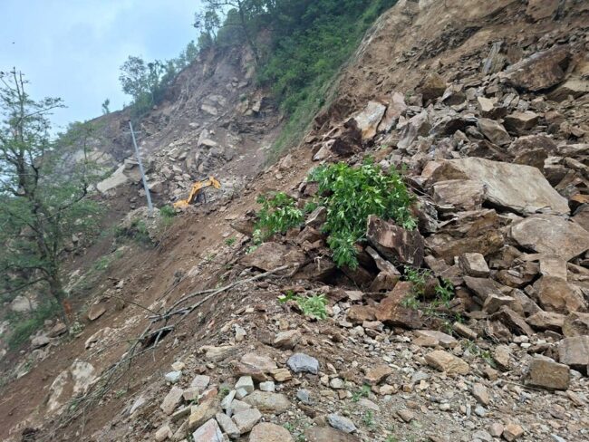 लुम्फाजुङमा पहिरो खस्दा भेडेटार-डाँडाबजार सडक खण्ड फेरि अवरुद्ध