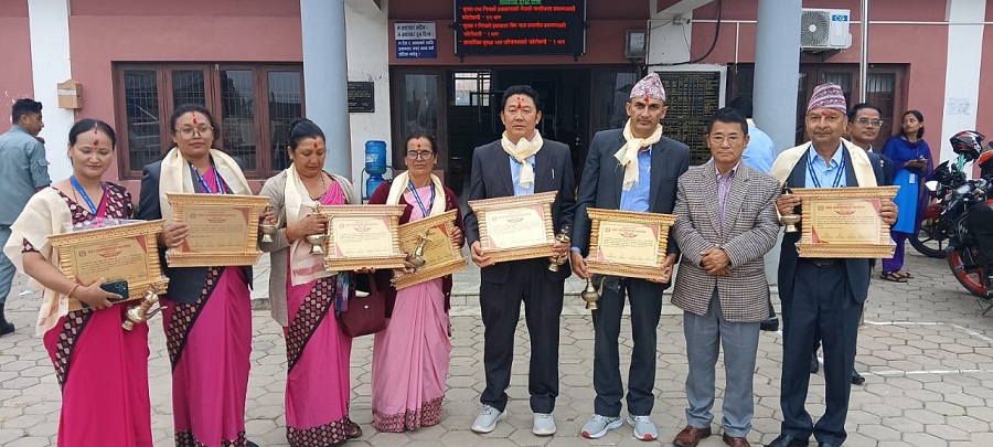 उत्कृष्ट सेवा गरेका पाख्रिबासका ७ शिक्षकहरु पाख्रिबास नगरपालिकाद्धारा सम्मानित