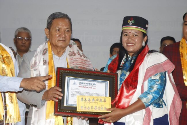 धनकुटाकी पत्रकार मानवी मोक्तानलाई तामाङ मिडिया अवार्ड प्रदान