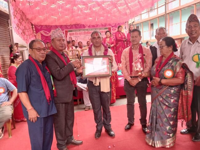 सञ्चारकर्मी अधिकारी र साहित्यकार घिमिरेलाई धनकुटामा गरियो सम्मान