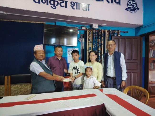 स्वर्गीय पूर्ण चौधरीको छोरा आदीत्यलाई छात्रवृत्ति सहयोग