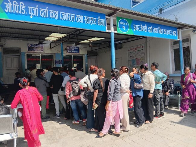 धनकुटा अस्पतालमा रहेको कुपन काट्ने मेसिन बिग्रिएपछि सेवाग्राहीले सास्ती खेप्दै