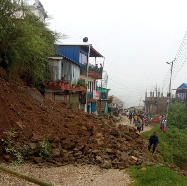 अविरल वर्षाका कारण सहिदभूमिका ग्रामीण सडकहरुमा क्षति, चट्टयाङ लागेर एक घाइते