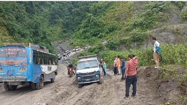 धनकुटाका सबै राजमार्गमा सवारी साधन चलाउन लगाइयो रोक, पाख्रिबासको डिकुरेमा गयो पहिरो