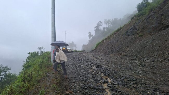अविरल वर्षाले तमोर करिडोर र भेडेटार- रवि-राँके सडक पुर्णरुपमा अवरुद्ध
