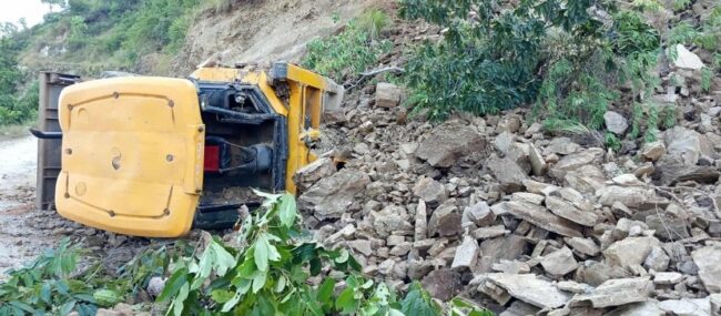 सडक ग्राभेल गर्न गिटी निकाल्दा जेसिभी पुरिँदा अप्रेटर घाइते