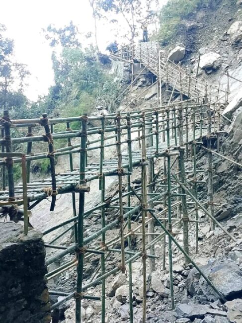 अस्थायी सिँढी बनाएपछि नमस्ते झरना पुग्न पर्यटकलाई सहज
