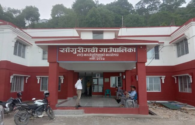 स्थानीय तहहरुमा कांग्रेस र एमालेबाट निर्वाचित जनप्रतिनिधिबीच द्धन्द्ध बढ्दै, अध्यक्षको कार्यकक्षमा लाग्यो ताला
