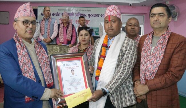 धनकुटाका पत्रकार हरीबहादुर लम्जेल षष्टिका बस्नेत सूचनाको अधिकार पुरस्कारबाट पुरस्कृत 