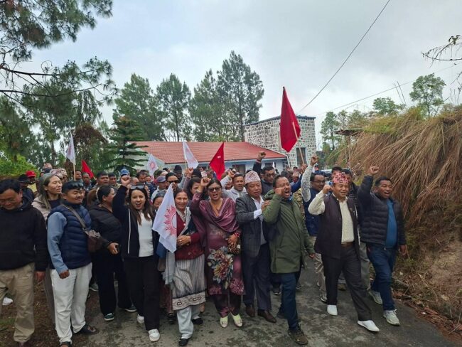 पूर्वप्रधानमन्त्री ओलीको रिहाईको माग गर्दै धनकुटामा प्रदर्शन, प्रजिअमार्फत प्रधानमन्त्रीलार्ई बुझाइयो ज्ञापन 