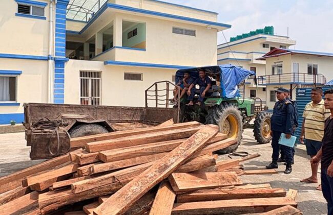धनकुटाको महालक्ष्मीबाट अवैध काठसहित चालक र ट्याक्टर नियन्त्रणमा