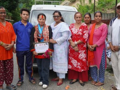 धनकुटामा ईभी चालक महिलालाई स्थानीयले बाटो छेकेरै गरे सम्मान