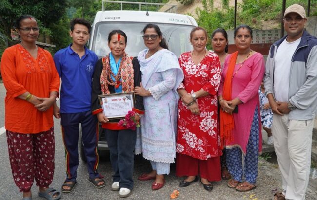 धनकुटामा ईभी चालक महिलालाई स्थानीयले बाटो छेकेरै गरे सम्मान
