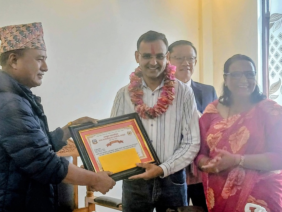 २४ वर्षदेखि पत्रकारीतामा क्रियाशील धनकुटाका पत्रकार विनोद घिमिरे सम्मानित