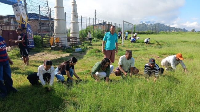 झाडीमा परिणत भएको धनकुटाको ऐतिहासिक तल्लो टुँडिखेलमा सरसफाइ अभियान सुरु